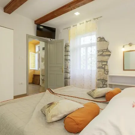 Villa Oliva Vilea In Sveta Marina - Haus Fuer 8 Personen