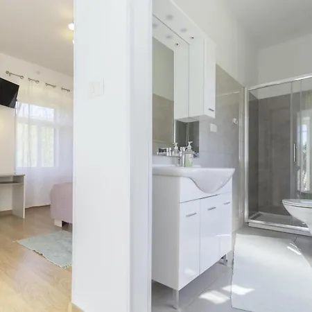 Oliva Vilea In Sveta Marina - Haus Fuer 8 Personen *